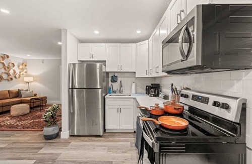 Gulph Mills Apartment | Walk Score 91 | King Bed | Desk | Free Parking