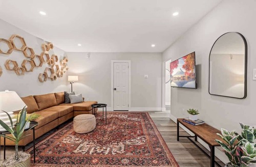 Gulph Mills Apartment | Walk Score 91 | King Bed | Desk | Free Parking