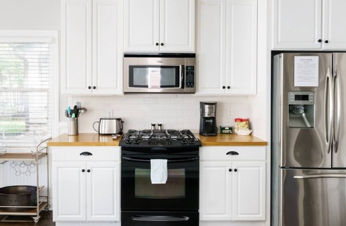 Hope Gardens House | Walk to Broadway · Sleeps 12 · Hope Gardens