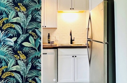 Manchester Apartment | Walkable to Acrisure & North Side. Excellent Wifi & work space.