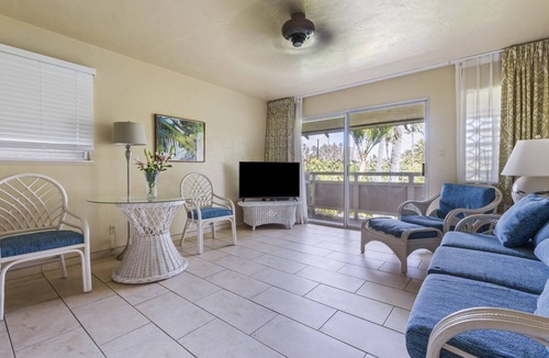 Wailua Hotel | Walking Distance from Papaloa Beach, Outdoor Pool, Free Parking, Full Kitchen!