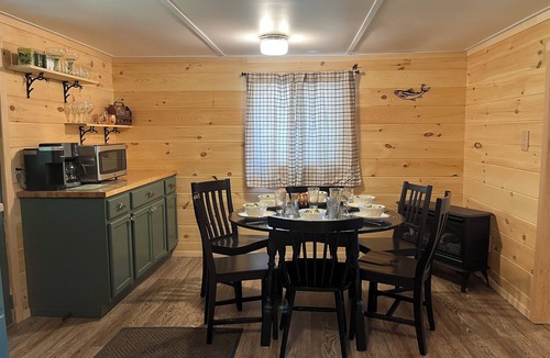 East Hickory House | Waterfront Campfires With a Relaxing Creek View. Trout View Cottage near ANF.