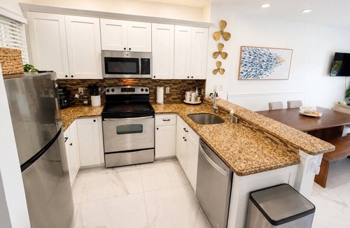 Marathon Villa | Waterfront Villa in Duck Key | Sunset Views | Sleeps 6