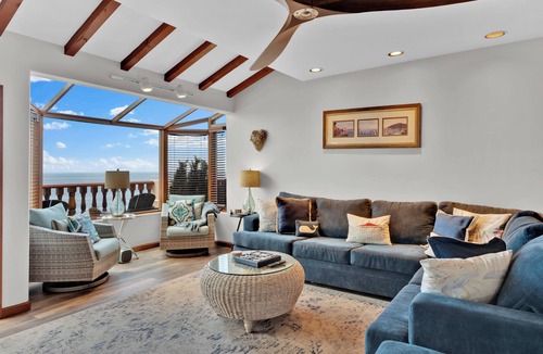 Avalon Villa | Welcome to this breathtaking panoramic gem located in Hamilton Cove