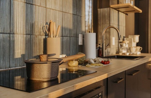 Octavia House | Whisper Mountain Glass House! Steam Shower-Couples Tubs-Bidet-Panoramic Views