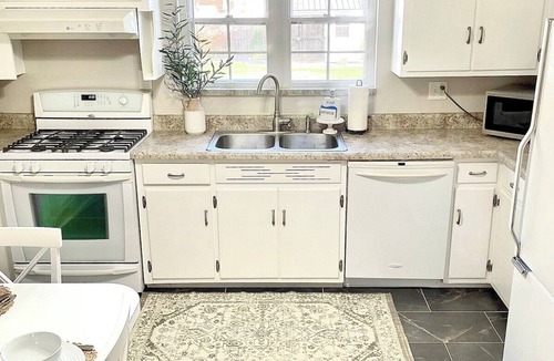 Springfield House | Wonderful 4-bedroom house that sleeps 10 in welcoming Springfield