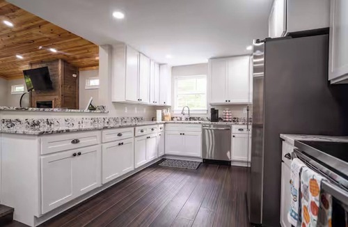 Monteagle House | Wooded Retreat + 1.3 Acres/Fire Pit/King Bed/Hiking/Near Sewanee & Caverns