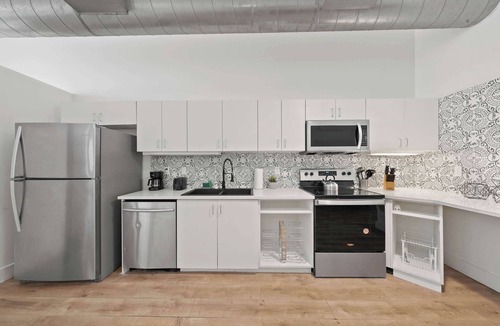 Gaslamp Quarter Apartment | Woolworth Loft – Gaslamp 4BR Downtown Pad w/Tub