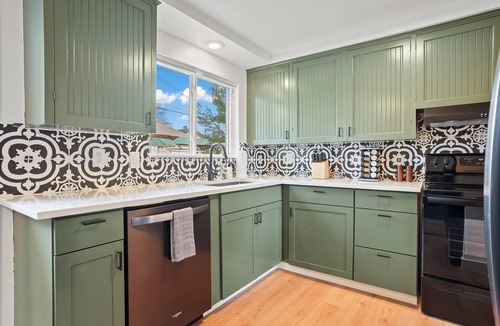 Veterans Park House | Yard w/fire pit & grill, king bed, light filled