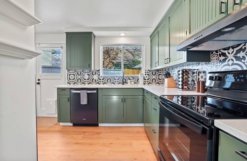 Veterans Park House | Yard w/fire pit & grill, king bed, light filled