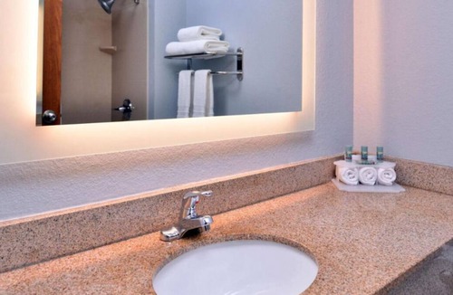 Blaine House | Your Home Away From Home! 4 Classy Units, Indoor Pool, Free Parking, Restaurant