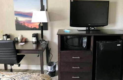 Bethlehem House | Your Relaxing Getaway Awaits! Outdoor Pool, Free Breakfast, Pets Allowed!