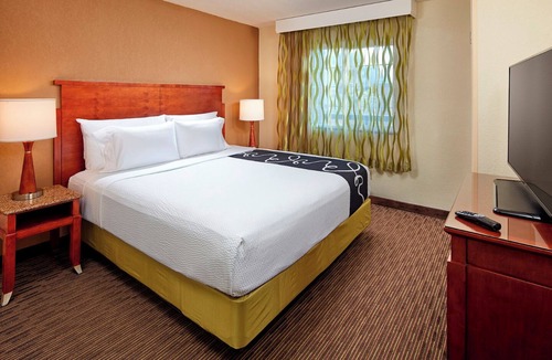 Mission Valley Hotel | Your Relaxing Getaway Awaits: Room with Pool - Close to San Diego Zoo