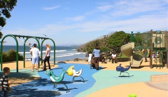 1 block to beach bluffs!- Surf's Up Beach Condo
