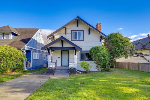 1 Mi to Historic Dtwn: Dog-Friendly Everett Home!