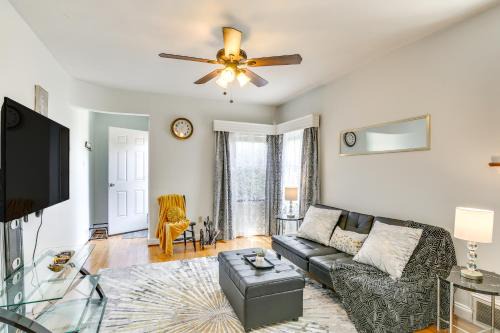 10 Mi to Downtown St Louis: Convenient Apartment!