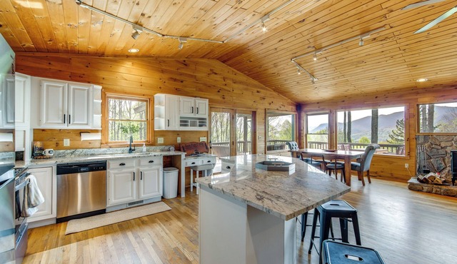 10 Mi to Waynesville: Cabin w/Hot Tub & Mtn Views