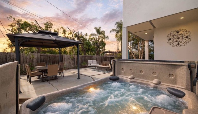 10 Min to Balboa Zoo! | Private Hot Tub & Firepit
