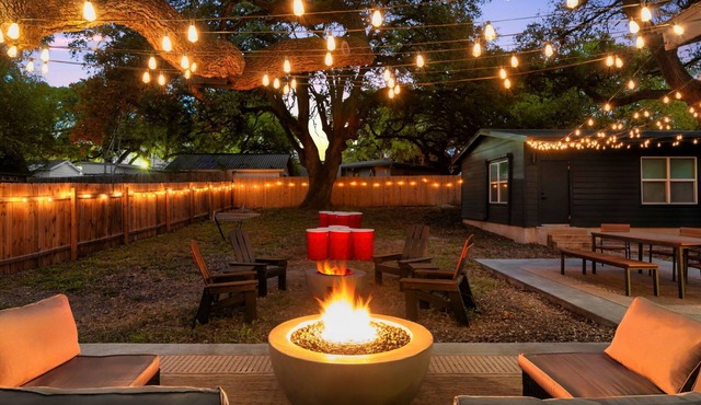 10 Min to Downtown - Modern 6BR Oasis - Yard Games