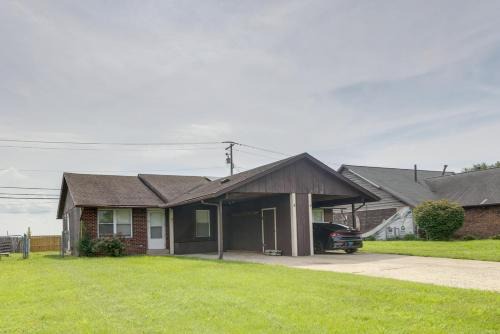 12 Mi to St Louis: Pet-Friendly Metro East Home