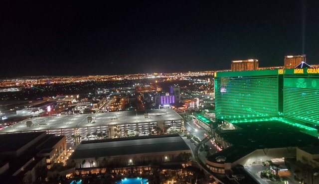 1BR Corner Penthouse Suite/Balcony 31st Floor
