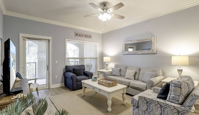 2 Bed/2 Bath Villa Centrally Located Near Coligny Beach, Rooftop Pool and Spa