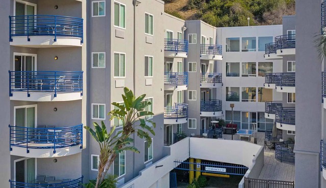2-bedroom resort in fantastic San Diego with AC and fitness room