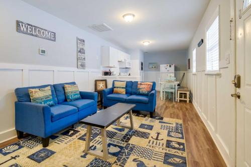 2 Mi to Barefoot Landing! 'Bailey's Beach Cottage'
