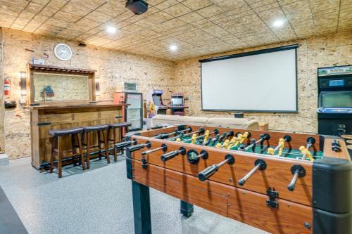 2 Mi to Super Rink: Sporty Group Getaway in Blaine