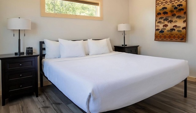2 Relaxing Cabins with Kitchens! Outdoor Pool, Pet-friendly and Free Breakfast! in Boardman