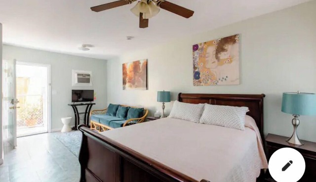 20 minutes from downtown San Diego.Large clean quiet secured studio.Near 54H 125