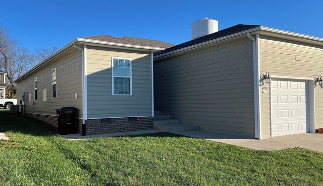 3 Bed 2 Bath Modern Apartment, Utilities Included, Near I-75