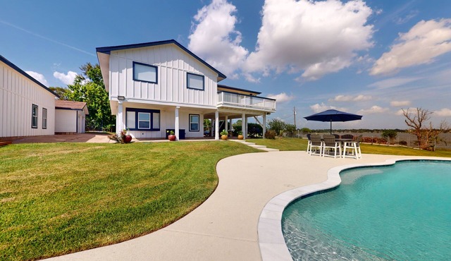 3-bedroom home with washer/dryer, TV, free internet, poon & amazing water view