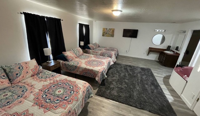 3 queen beds with Jacuzzi tub and private bath, TV and walk-in closet & Mt. View