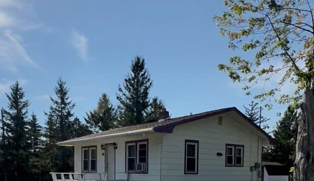 3BR/2B charming Cass Lake home with a long paved driveway with outside outlet!