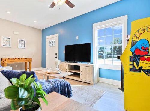 3BR Family Home! GAMES! Playground! Pet-Friendly!
