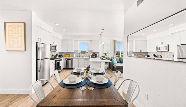 3BR Luxe Retreat: Pool & Spa