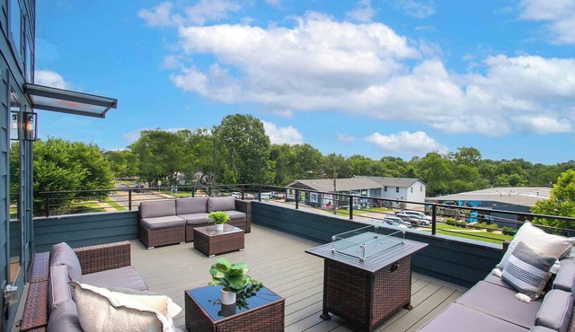 4 BDR Stay for 12 w/Rooftop Deck & Firepit!