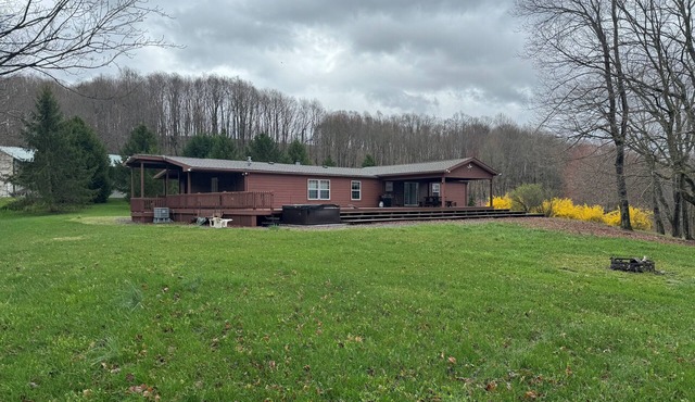4 bedrooms, cozy lodging near mountain resorts. Ideal for comfort and outdoors.