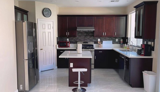 4 BR centrally located House - 10 Minutes From The Strip