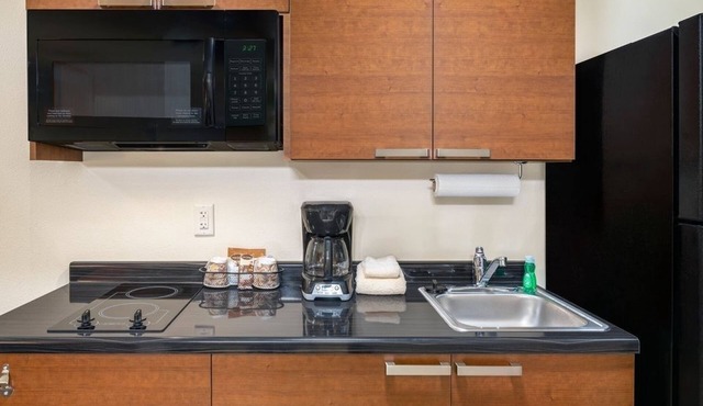 4 Comfortable Units w/Kitchenette & Free Parking Near Monaca Riverfront Park