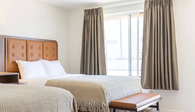 4 Modern Deluxe Rooms near Ryman Auditorium | Pool & Free Parking | Pet-Friendly