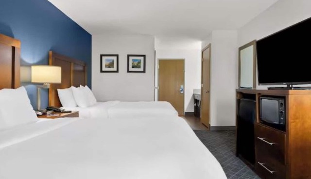 4 Tranquil Units with Free Breakfast and Indoor Pool Near Rialto Theatre
