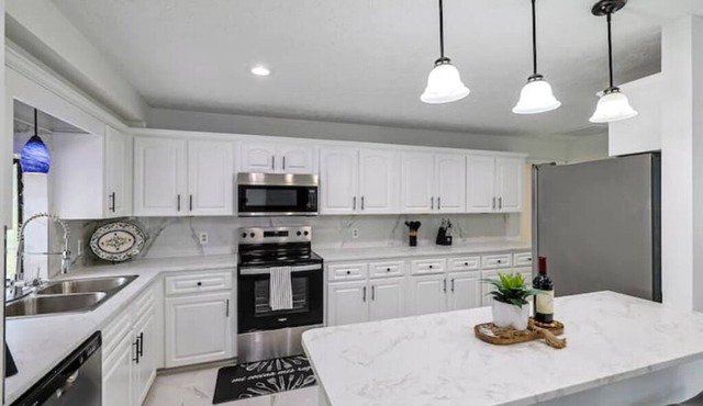 4Br Pool Home Centrally Located in sunny SW Ocala all situated on half acre!