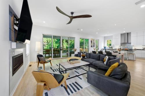 4BR Urban Oasis with Rooftop and Jacuzzi
