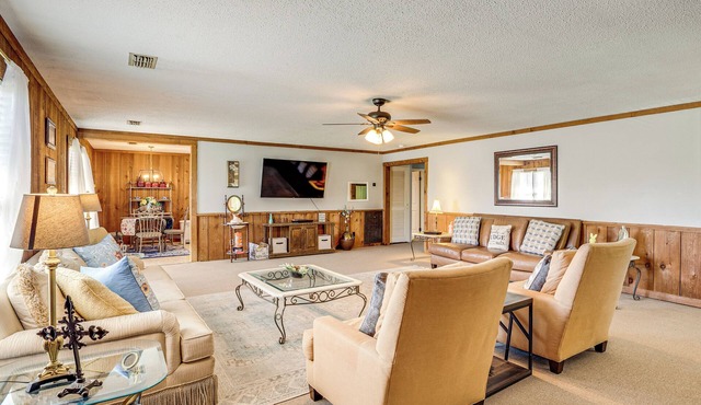6 Mi to Scottsboro: Pet-Friendly Cabin Apt