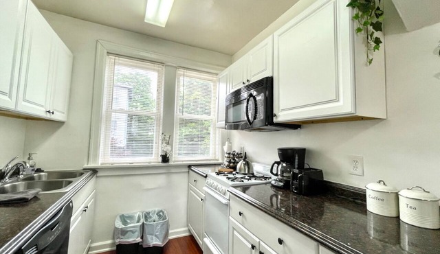6653 1S | Beautiful Unit Near Forest Park