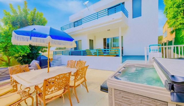 6BR 5BA Villa Hot Tub Steps to Beach Parking Pet Friendly - Del Mar