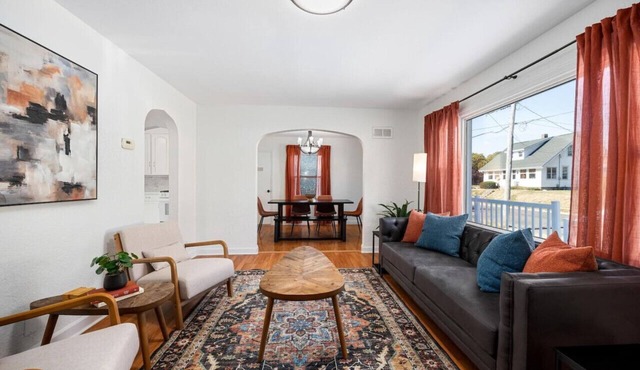 A Pop of Color - 3BD in the Heights w/3 King Beds