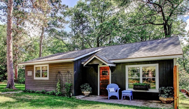 Adorable Vintage 1950's Cottage